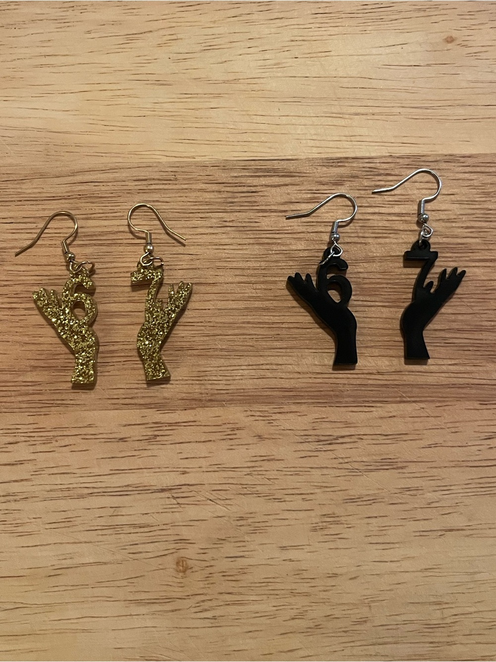 Gen Z - 2 Pairs Hand Silhouette Number 6 and 7 Meme Earrings